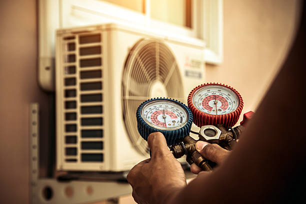 Professional Hvac technician working in Minooka, IL